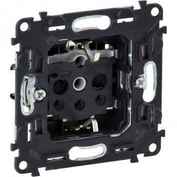 Силовая розетка LEGRAND Valena IN'MATIC 2К+З 16А 250В с защитными шторками винтовые зажимы Силовая розетка LEGRAND Valena IN'MATIC 2К+З 16А 250В с защитными шторками винтовые зажимы